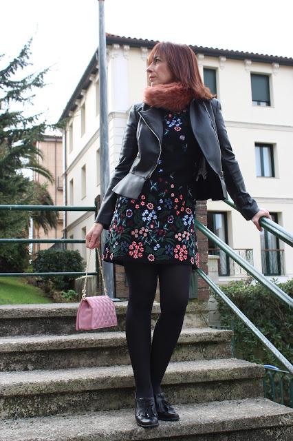 MIS LOOKS - VESTIDO DE FLORES BORDADAS