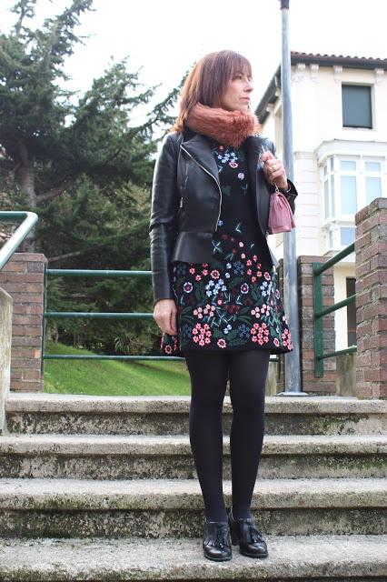 MIS LOOKS - VESTIDO DE FLORES BORDADAS