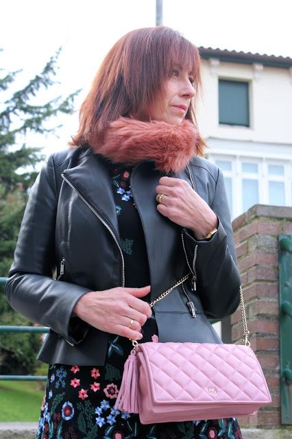 MIS LOOKS - VESTIDO DE FLORES BORDADAS