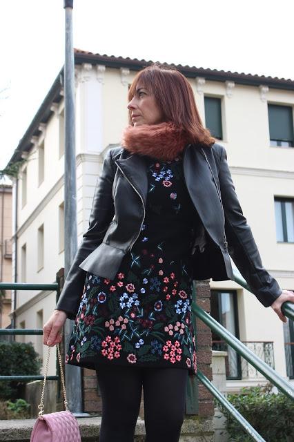 MIS LOOKS - VESTIDO DE FLORES BORDADAS