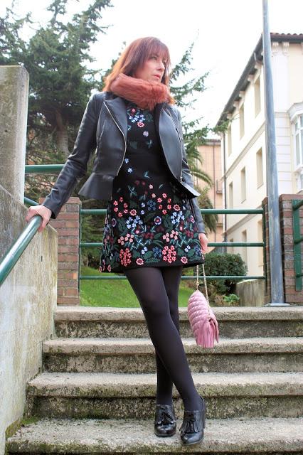 MIS LOOKS - VESTIDO DE FLORES BORDADAS