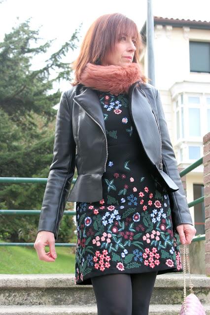 MIS LOOKS - VESTIDO DE FLORES BORDADAS