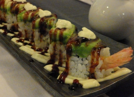 dragon roll, relleno de langostino crujiente cubierto de aguacate y anguila