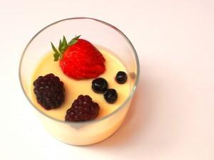 Crema de chocolate blanco con frutos rojos