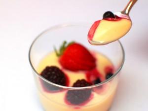 Crema de chocolate blanco con frutos rojos