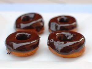Receta de donuts caseros, sin leche y sin huevo Donuts caseros con glaseado de chocolate