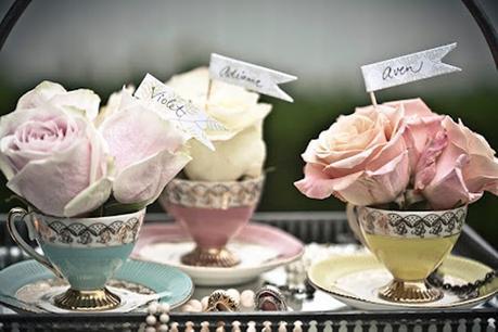 DIY centros de mesa con tazas y flores vintage