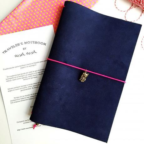 Algunas preguntas frecuentes sobre Traveler’s Notebook Serraje azul con elástico fucsia y packaging