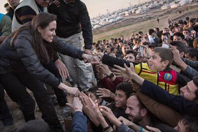 Angelina Jolie visita a refugiados sirios en el Líbano