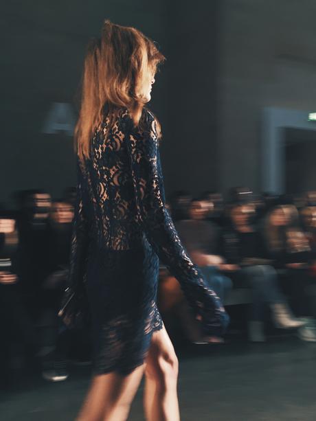 Topshop_Unique-Khaki_Trousers-VNeck_Sweater-Suede_Jacket-Bow_Shoes-Outfit-LFW-London_Fashion_Week_Fall_2016-Street_Style-57