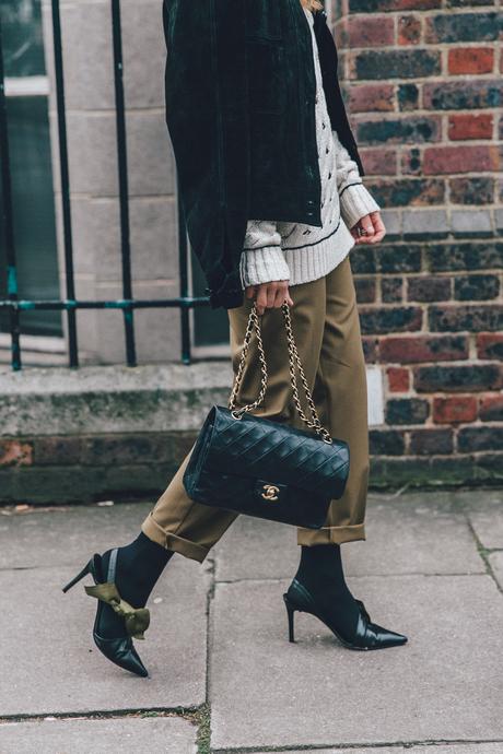 Topshop_Unique-Khaki_Trousers-VNeck_Sweater-Suede_Jacket-Bow_Shoes-Outfit-LFW-London_Fashion_Week_Fall_2016-Street_Style-24