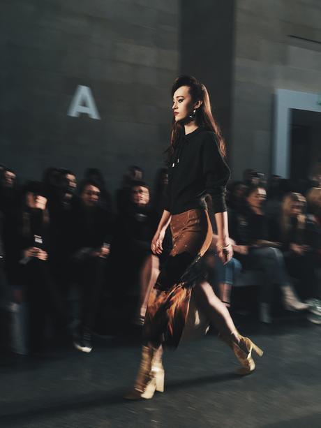 Topshop_Unique-Khaki_Trousers-VNeck_Sweater-Suede_Jacket-Bow_Shoes-Outfit-LFW-London_Fashion_Week_Fall_2016-Street_Style-59