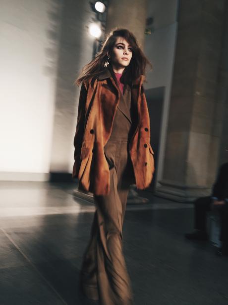 Topshop_Unique-Khaki_Trousers-VNeck_Sweater-Suede_Jacket-Bow_Shoes-Outfit-LFW-London_Fashion_Week_Fall_2016-Street_Style-69