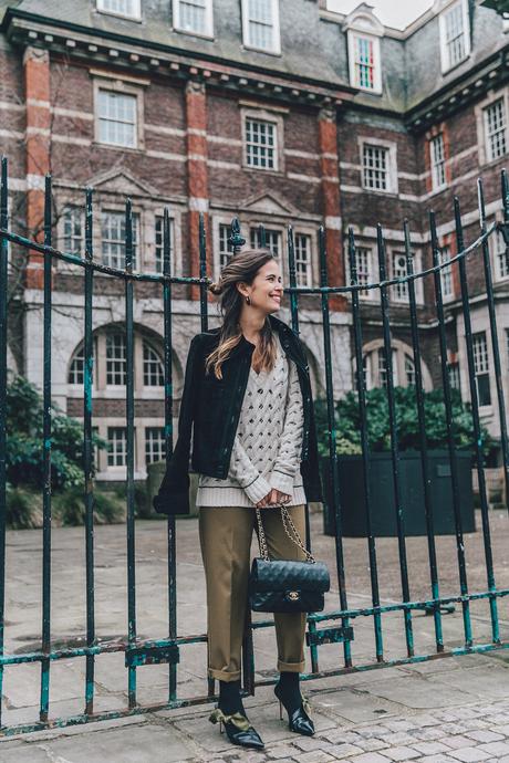 Topshop_Unique-Khaki_Trousers-VNeck_Sweater-Suede_Jacket-Bow_Shoes-Outfit-LFW-London_Fashion_Week_Fall_2016-Street_Style-