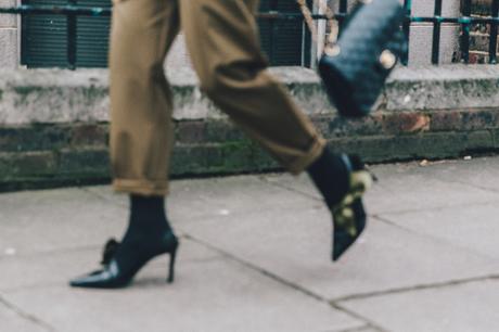 Topshop_Unique-Khaki_Trousers-VNeck_Sweater-Suede_Jacket-Bow_Shoes-Outfit-LFW-London_Fashion_Week_Fall_2016-Street_Style-38