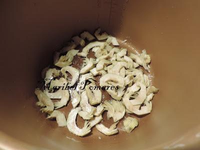 Merluza a la plancha con patatas, alcachofas y champiñon a la plancha.