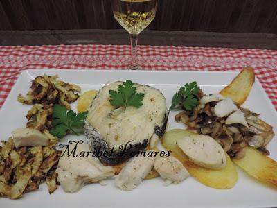 Merluza a la plancha con patatas, alcachofas y champiñon a la plancha.