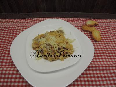 Macarrones con salmón ahumado y salsa de champiñon con queso.