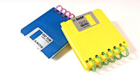 Cómo hacer una libreta usando viejos disquetes