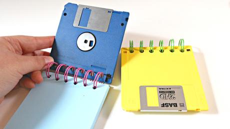 Cómo hacer una libreta usando viejos disquetes