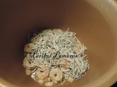 Anguriñas con gambones al ajillo.