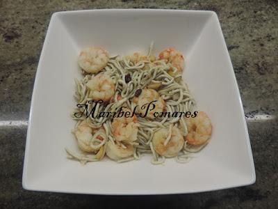 Anguriñas con gambones al ajillo.