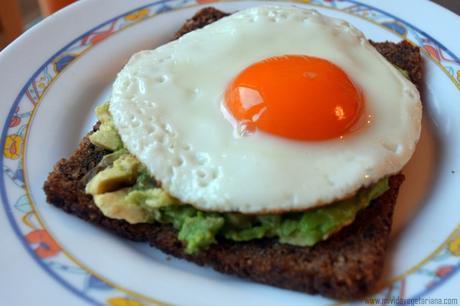 Pan integral con aguacate y huevo a la plancha