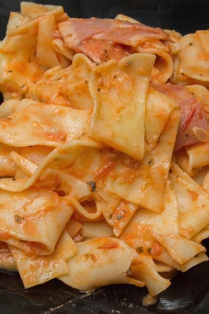 Pasta al vozka con calabacín y bacon de pavo