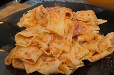 Pasta al vozka con calabacín y bacon de pavo