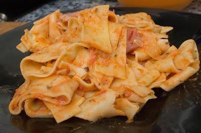 Pasta al vozka con calabacín y bacon de pavo