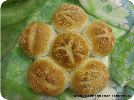 PAIN DE LA SEMAINE: PAIN À L’HUILE D’OLIVE ET AUX DEUX GRAINES / BREAD OF THE WEEK: TWO SEEDS AND OLIVE OIL BREAD / PAN DE LA SEMANA: PAN DE ACEITE DE OLIVA Y DOS SEMILLAS / خبز الاسبوع  خبز زيت الزيتون و بذور السمسم (الجنجلان) و الخشخاش