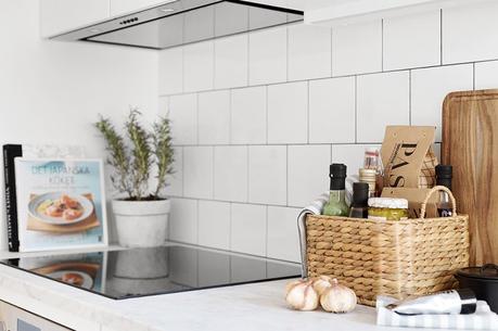 madera natural interiores espacios pequeños estilo nórdico escandinavo encimeras de mármol decoración moderna decoración mini pisos cocina nórdica moderna cocina blanca blog interiores nórdicos blog decoración nórdica 