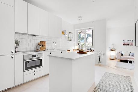 madera natural interiores espacios pequeños estilo nórdico escandinavo encimeras de mármol decoración moderna decoración mini pisos cocina nórdica moderna cocina blanca blog interiores nórdicos blog decoración nórdica 