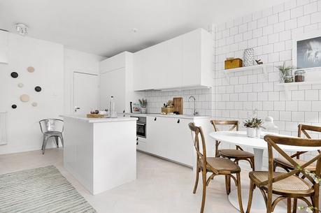 madera natural interiores espacios pequeños estilo nórdico escandinavo encimeras de mármol decoración moderna decoración mini pisos cocina nórdica moderna cocina blanca blog interiores nórdicos blog decoración nórdica 