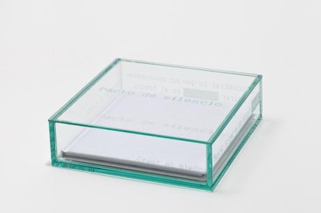 Enrique Ramírez, Pacto de silencio, 2016, libro de 60 páginas y caja de vidrio, 5 x 17 x 17 cm. Edición de 20 + 2PA. Cortesía de la galería