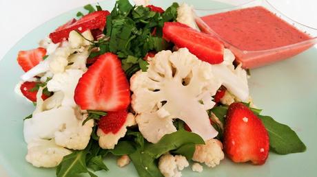 Ensalada crudivegana de fresas y coliflor con vinagreta de fresa