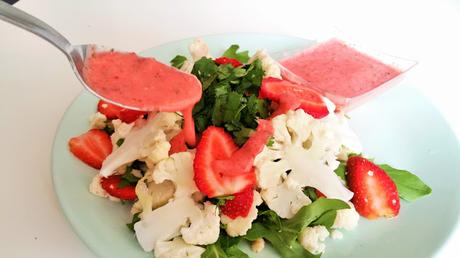 Ensalada crudivegana de fresas y coliflor con vinagreta de fresa