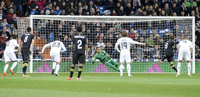 Real Madrid 4-0 Sevilla FC. Mala imagen del Sevilla y peor arbitraje...