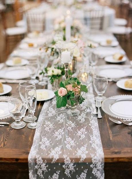 Caminos de mesa de encaje para decorar vuestra boda. Totalmente In Love!!  http://www.unabodaoriginal.es/blog/donde-como-y-cuando/decoracion/caminos-de-mesa-de-encaje: 