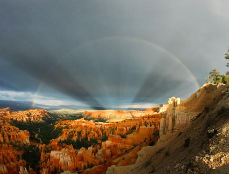 Arcos iris y rayos sobre el Cañón Bryce