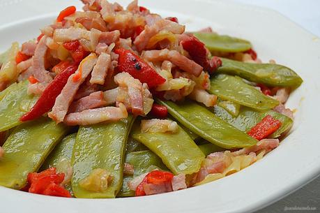 Tirabeques con bacon y pimientos