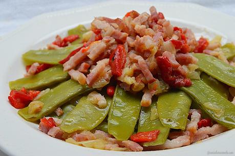 Tirabeques con bacon y pimientos