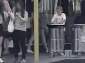 [Vídeo] harías vieras niño buscando comida basura