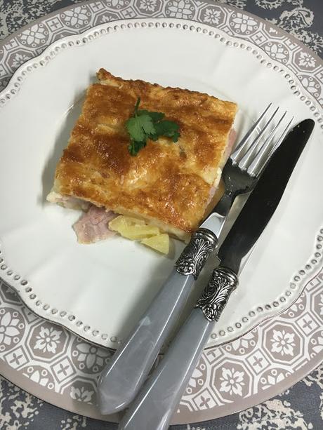 Hojaldre De Lacón Con Queso Tierno Y Piña