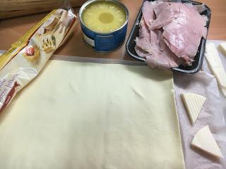 Hojaldre De Lacón Con Queso Tierno Y Piña