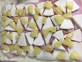 Hojaldre De Lacón Con Queso Tierno Y Piña