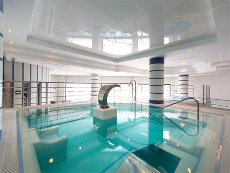 Disfrutarás practicando padel, y recuperando después la energía perdida sumergida en el circuito de aguas del spa