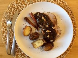 Cerdo con salsa de damascos, nueces y salvia