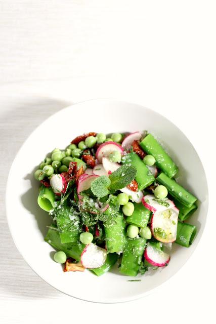 Ensalada de guisantes, menta y rábanitos