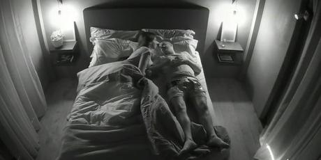 Los hombres experimentan los inconvenientes de la menstruación en esta campaña